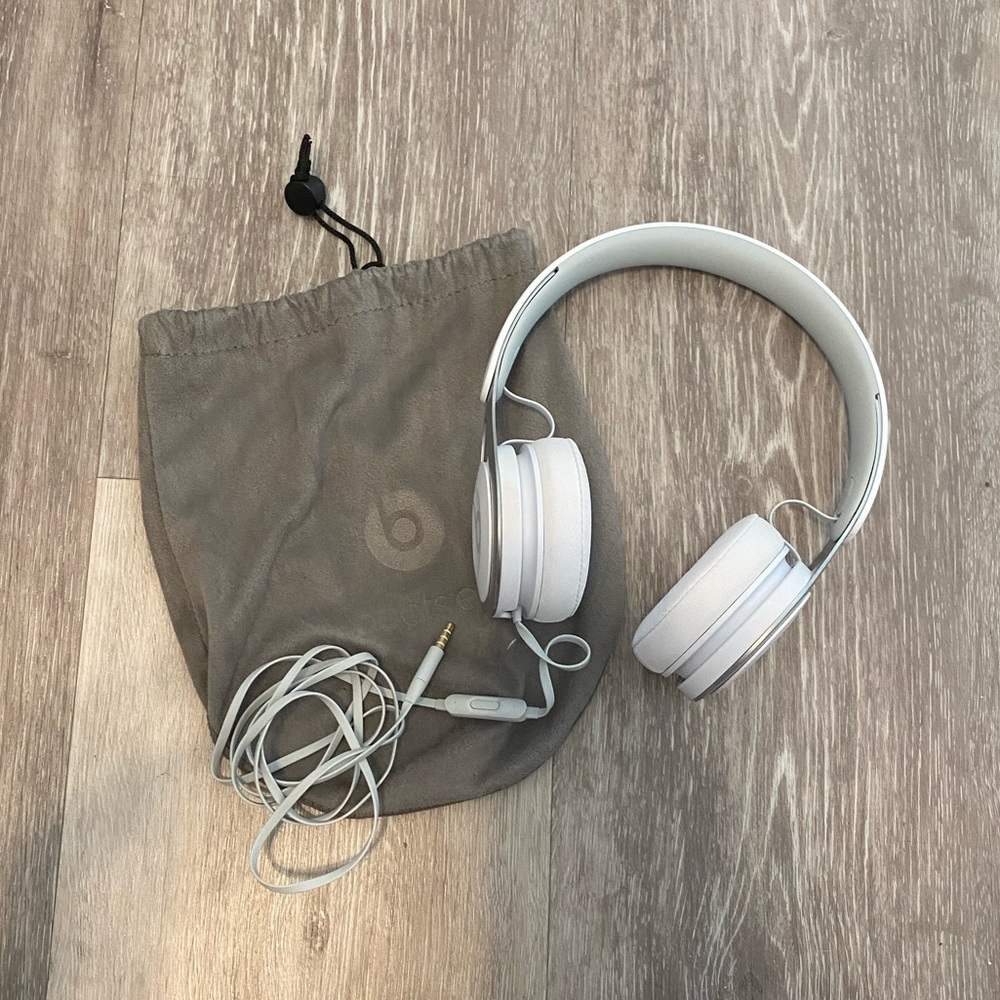 white beats head phones